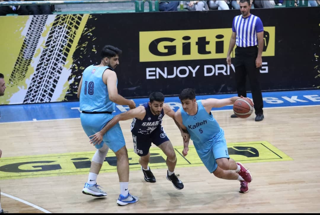 Arvin Aghajari driving past a defender during a basketball game
