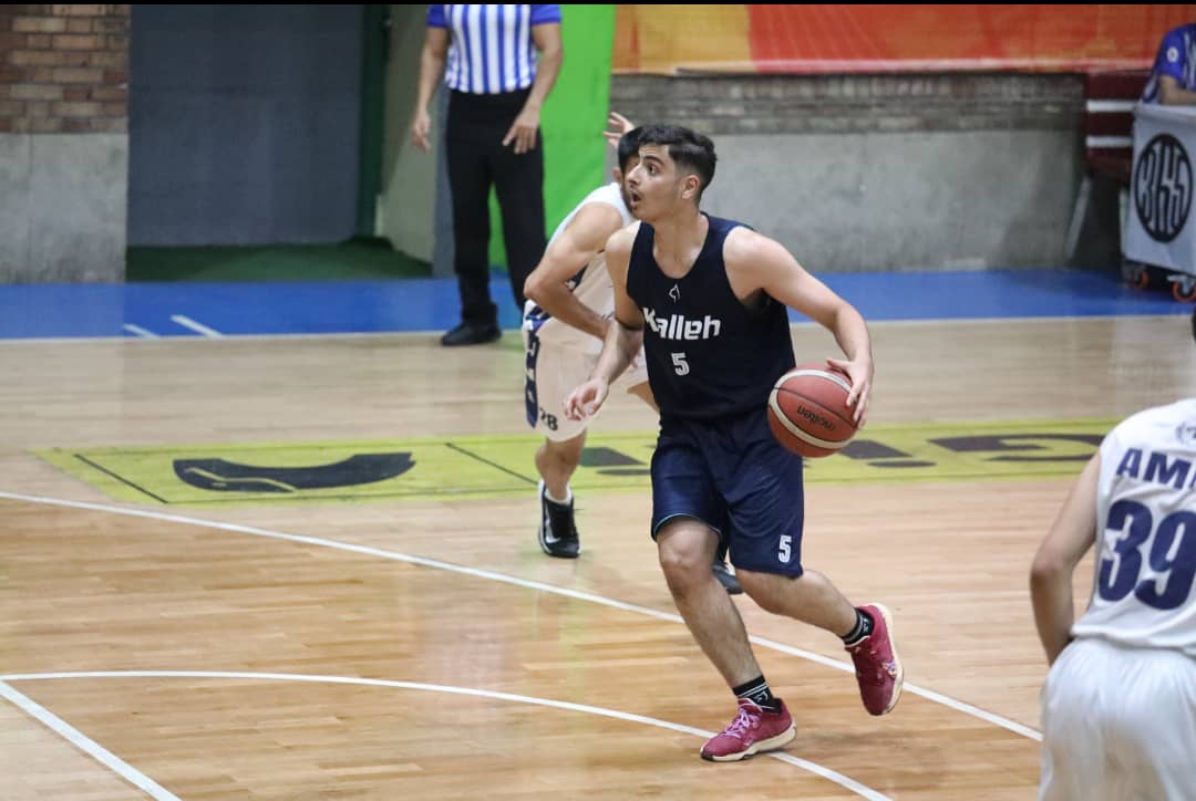 Arvin Aghajari carrying the ball in Kalleh uniform